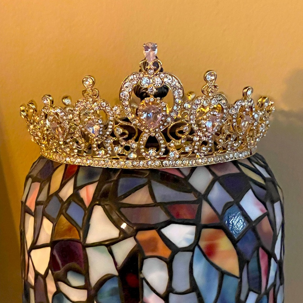 🎃Halloween Idea!🎃 Faux Gold and Pink Diamond Crown NWOT